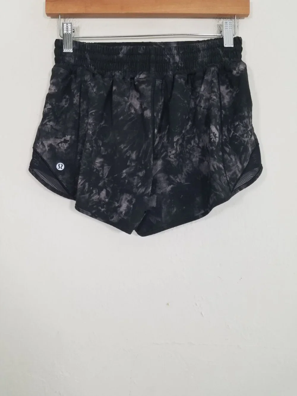 Lululemon Hooty Hot Shorts Size 6